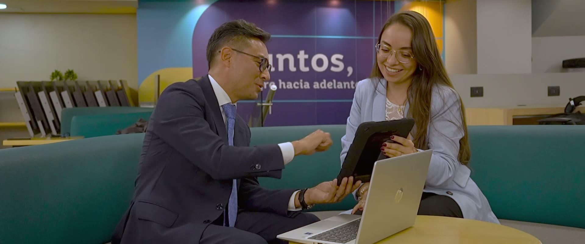 Conversación de seguimiento entre dos personas del equipo de atención
